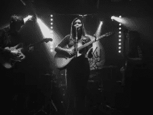 Nikki Lamont,live,singing,guitar,